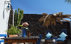 Stylish Getaway With Secluded Patio In Lava Finca